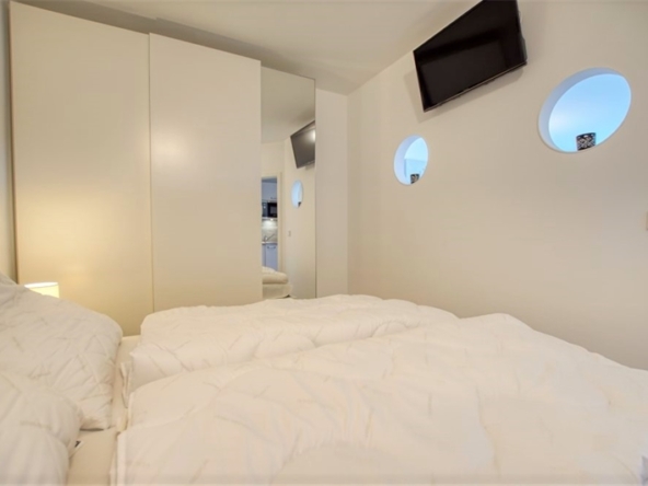 Schlafzimmer mit Doppelbett